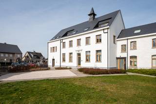 In deze groene residentie vinden we een gerenoveerd klooster waarin het appartement werd ondergebracht. Het ruime, lichtrijke appartement bevindt...