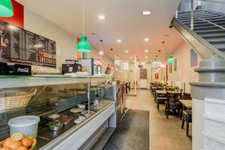 <p><span>Unieke commerciële opportuniteit in het historische hart van Mechelen</span></p><p><span>In het bruisende centrum van Mechelen bevindt zich dit charmante handelspand met tal van mogelijkheden. Het pand is momenteel volledig ingericht als snackbar en restaurant en biedt een interessante indeling over meerdere niveaus.</span></p><p><span>Op het </span><span>gelijkvloers</span><span> bevindt zich een ruime handelsruimte met een grote vitrine, ideaal voor maximale zichtbaarheid en aantrekkelijke etalages in de straat. Deze verdieping is uitgerust met een volledig functionele snackbar- en restaurantinrichting. Afwasruimte en toiletten bevinden zich ook op deze verdieping.</span></p><p><span>Via een </span><span>authentieke trap</span><span> bereikt u het </span><span>eerste verdiep</span><span>, waar zich een gezellig eetgedeelte bevindt met meerdere zitplaatsen en grote ramen die uitkijken op het pleintje. Achteraan deze verdieping bevindt zich de keuken, voorzien van professionele apparatuur zoals een oven, kookplaat en diverse koelkasten.</span></p><p><span>De </span><span>tweede verdieping en de zolderverdieping</span><span> zijn momenteel niet ingericht en dienen gerenoveerd te worden. Dit biedt interessante mogelijkheden om het handelspand uit te breiden of te combineren met een woongelegenheid, mits het verkrijgen van een omgevingsvergunning.</span></p><p><span>De </span><span>ligging is uitzonderlijk</span><span>: gelegen in een autovrije zone in het centrum van Mechelen, omringd door winkels, horeca en scholen. Dit zorgt voor een constante passage en uitstekende commerciële zichtbaarheid.</span></p><p><span>Kortom, dit pand biedt een </span><span>uitgelezen kans voor ondernemers</span><span> die een bestaande horecazaak willen verderzetten of hun eigen concept willen realiseren op een toplocatie.</span></p><p><span> </span></p><p><span> </span></p>