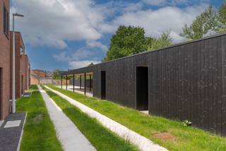LIGGINGDit nieuwbouwproject langs de Cooppallaan, vlakbij het centrum van Wetteren, biedt 9 energiezuinige woningen in een hedendaagse architecturale...