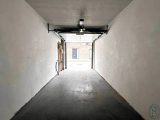 Perfectly located enclosed garage box on the ground floor, close to the center of Waregem.Dimensions: 2.7 m x 6.9 m. The garage is equipped with a...