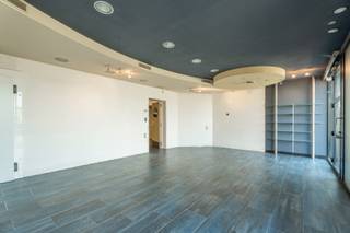 Op zoek naar veel oppervlakte, visibiliteit én een mooie buitenruimte? Dit veelzijdige woon- en handelshuis (voormalige beenhouwerij) op 500 m² biedt de ideale mix tussen wonen en werken, of leent zich perfect als investering. Zowel het woon- als handelsgedeelte hebben een eigen ingang en aparte meters!<br /><br />Troeven:<br />- Handelsgedeelte: Winkelruimte met achterliggend atelier, koelcellen en personeelsruimte. Ideaal voor winkel, vrij beroep of kantoor.<br />- Privégedeelte: Ruime duplex met grote leefruimte, 4 slaapkamers, 2 badkamers en extra berging.<br />- Tuin &amp; bereikbaarheid: Aangename, zuidgerichte tuin met handige uitweg achteraan en 2 garageboxen. Vlotte verbinding met invalswegen.<br /><br />Ontdek de vele mogelijkheden en plan snel jouw bezoek in!<br /><br />EPC APPARTEMENT: 204 kWh/(m²/jaar) - LABEL C<br />EPC BESTEMMING HORECA: LABEL B<br />EPC BESTEMMING HANDEL: LABEL C<br />Bestuursmaatregelen in het maatregelenregister: nee