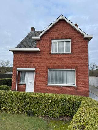 <p>Op zoek naar een woning met karakter en potentieel? Ontdek deze charmante <strong>gezinswoning</strong> uit <strong>1959</strong>, rustig gelegen in een aangename woonwijk te <strong>Balen</strong>. Met een <strong>mooie diepe tuin</strong>, <strong>3 ruime slaapkamers</strong> en tal van mogelijkheden, vormt dit de ideale basis om je <strong>droomwoning</strong> van te maken!</p>
<p>Op het <strong>gelijkvloers</strong> kom je binnen via de <strong>inkomhal</strong> met houten trap naar de bovenverdieping. De <strong>gezellige woonkamer</strong> is opgedeeld in een zithoek met haard of tv-hoek en een lichtrijk eetgedeelte met <strong>pelletkachel</strong> – de perfecte plek om te ontspannen met familie of vrienden.</p>
<p>Aansluitend bevindt zich de <strong>eetkeuken</strong>, die rechtstreeks toegang biedt tot de <strong>badkamer</strong>, uitgerust met wastafel, stortbad/douche en aansluiting voor wasmachine. Een <strong>apart toilet</strong> grenst aan de badkamer.</p>
<p>Op de <strong>verdieping</strong> vind je <strong>drie ruime slaapkamers</strong> en via een luik toegang tot de <strong>bergzolder</strong>. Verder beschikt de woning over een <strong>kelder</strong> – ideaal als extra bergruimte of voorraadkelder.</p>
<p>Buiten geniet je van een <strong>diepe, groene tuin</strong>, waar je in alle rust kan genieten van het buitenleven.</p>
<p>Enkele extra troeven:</p>
<ul>
<li><strong>Dubbel glas beneden (1980)</strong> – boven nog enkele beglazing</li>
<li><strong>Verwarming op stookolie</strong> (niet-conform attest)</li>
<li><strong>EPC-label F</strong> – <strong>renovatieverplichting van toepassing</strong>, maar met tal van mogelijkheden om de woning energiezuiniger te maken</li>
</ul>
<p>Ben jij klaar om van deze solide woning een moderne gezinswoning te maken, helemaal naar jouw smaak?<br />Mis deze kans niet en plan snel je <strong>bezoek</strong>!</p>