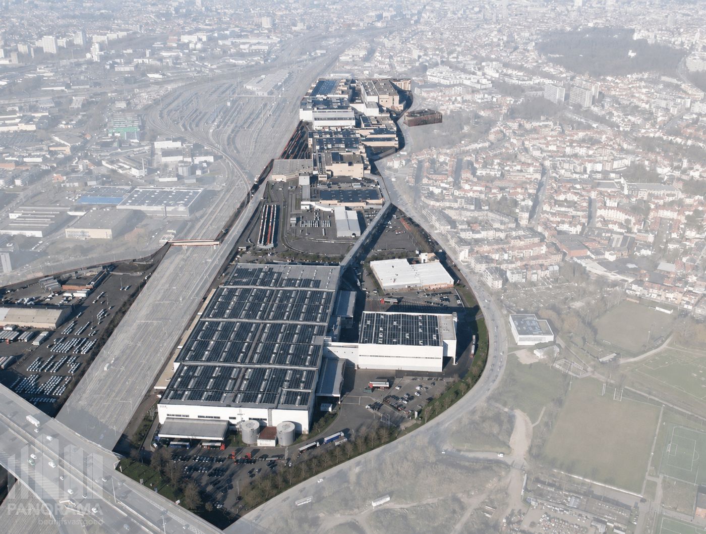 FLEXIBELE MAGAZIJN- EN BEDRIJFSRUIMTES VAN 5.632 m² TE HUUR IN VORST - foto 4