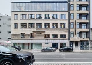 Ruime kantoorruimte te huur met een totale oppervlakte van 325 m²op de 5de en hoogste verdieping. De kantoren beschikken over veel raampartijen,...