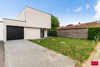 Strakke nieuwbouwwoning met alle comfort op centrale ligging kort bij de scholen, winkels en het treinstation van Tielen.
Leuke speelse indeling met grote ramen (Reynaers aluminium) en een kwaliteitsvolle woonkeuken met eiland voorzien van de nodige toestellen. Zeer grote berging aan de keuken en ruime inpandige garage met oprit en automatische sectionaalpoort, wasaansluitingen, regenwaterrecuperatie op toiletten en buitenkraan. Ruime en lichte inkomhal met gastentoilet en handenwasser. Boven via de in hout afgewerkte sfeervolle trap vinden we drie goede slaapkamers, een nachttoilet en een gerieflijke badkamer met een ruime inloopdouche, een ligbad en een dubbel wastafelmeubel. Deze verzorgde woning beschikt bovendien overal, zowel boven als beneden en zelfs in de garage over vloerverwarming. Tevens beschikt deze woning over 16 zonnepanelen, ventilatietype D en een energiezuinige aansturing via de warmtepomp. Kortom een ideale kwalitatieve nieuwbouw gezinswoning met een sfeervolle omheinde tuin en terras.
Deze woning wordt verkocht onder het 21% btw regime op de nieuwbouwconstructie en registratiekosten op de grond.
Voor een bezoek contacteer ons kantoor en ervaar zelf deze speels ingedeelde kwaliteitswoning met al haar comfort.