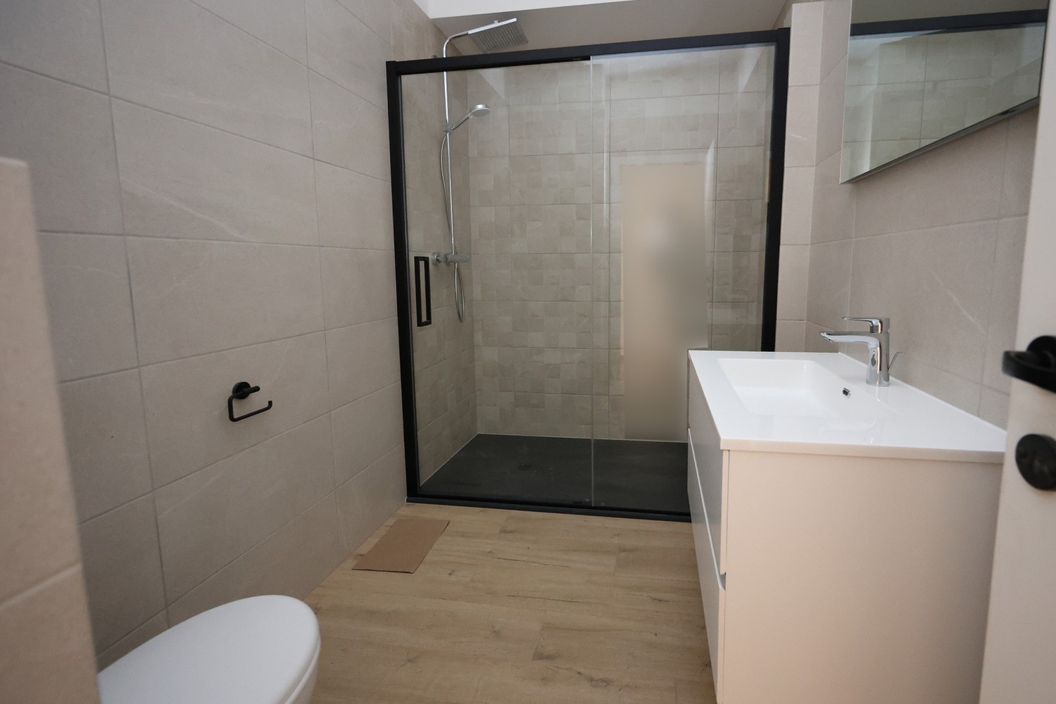 Instapklare gerenoveerde studio te koop op het gelijkvloers – ideaal voor vrij beroep of investering ! - foto 4