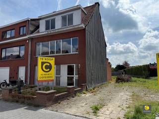   Deze ruim te renoveren woning met gevel breedte van 7 meter  bevindt zich op een zuid georiënteerde perceel van 376 m² pal in het centrum...