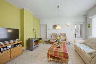 Ontdek deze knappe halfopen bebouwing op een uitstekende locatie in de Kapelstraat, waar ruimte, comfort en energiezuinigheid perfect samenkomen. Met een bewoonbare oppervlakte van maar liefst 185 m² geniet je hier van een uitzonderlijk ruim gevoel.
De woning beschikt over drie volwaardige slaapkamers en een moderne badkamer op de verdieping, uitgerust met alle hedendaags comfort. De lichtrijke leefruimte sluit naadloos aan op de ruime open keuken, ideaal voor wie houdt van gezelligheid en functionaliteit. Dankzij de recente bijbouw werd extra leefruimte gecreëerd, wat deze woning nog aantrekkelijker maakt.
Vooraan bevindt zich een praktische berging of bureauruimte, perfect voor thuiswerk. Buiten geniet je van een knap terras met een uitstekende ZZW-oriëntatie. De oprit biedt extra gemak.
Deze woning is bovendien energiezuinig met een EPC C, hoogrendementsketel, zonnepanelen, dubbele beglazing en volledige isolatie (muur, dak en vloer). De elektrische installatie is conform en rolluiken zorgen voor extra comfort.
Gelegen nabij winkels, scholen, supermarkten en belangrijke invalswegen is dit een ideale gezinswoning met veel troeven. Instapklaar, verzorgd en klaar voor de toekomst. Bel of mail ons nu voor een afspraak op het nummer: 052/46.38.03 of info@uw-huis.be en wie weet tot binnenkort! 
