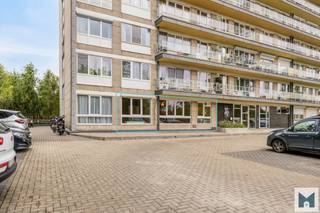 Centraal gelegen gelijkvloers appartement in de nabijheid van winkels, openbaar vervoeren en scholen aan de buienrand van Aalst.<br />Deze is gelegen in residentie Valerius De Saedeleer aan het rustige en groene Park Terlinden.<br /><br />Het appartement beschikt over een inkom met vestiaire, een lichtrijke leefruimte, een moderne en recent vernieuwde keuken (2025), een badkamer met douche-in-bad, een apart toilet, 1 volwaardige slaapkamer en een kelder-berging.<br />Tot slot is er nog een gezamenlijke fietsenberging, een gemeenschappelijke tuin en parkeerplaatsen alsook het prachtige uitzicht op het park.<br /><br />CV op gas. EPC: 320 kWh/m²/j (label D) en UC: 2327503-RES-1. <br />Stedenbouwkundige inlichtingen in aanvraag. Totale bewoonbare opp is bruto.<br />Kleine huisdieren toegelaten mits ze geen overlast veroorzaken volgens basisakte.<br />Voor verdere inlichtingen, neem vrijblijvend contact op met Marik op het nummer 052/21 65 51 of mail naar info@immomiddelpunt.b
