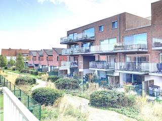 Met plezier stellen we u dit charmant appartement op de 1ste verdieping voor in residentie 'Sint-Hubert', met zijn uitstekende ligging nabij het centrum van Waregem bevindt u zich op wandelafstand van het station, winkels, restaurants en alle voorzieningen die Waregem te bieden heeft. <br /><br />Zijn instapklare toestand zorgt ervoor dat het appartement meteen kan bewoond worden zonder er grote verandering moeten aan gebeurd worden.<br />Het appartement biedt u een ruim terras aan, waar u kan genieten van een aperitief tijdens de warme zomerdagen. <br /><br />Dankzij de inbegrepen kelderberging en ondergrondse autostaanplaats kan u gerust een ganse dag uw auto laten staan &amp; de fiets van stal halen. <br /><br />Dit appartement beschikt over:<br />70 m2 bewoonbare oppervlakte <br />Ruime inkomhal incl. vestiaire<br />Gastentoilet <br />Ruime &amp; lichtrijke leefruimte met zongericht terras<br />Keuken incl. alle toestellen <br />Badkamer incl. inloopdouche en lavabomeubel <br />1 slaapkamer<br />Aparte berging/wasplaats <br />Terras achteraan<br /><br />Bovendien is dit appartement de ideale eigendom als investering of toch op zoek naar een comfortabele woonst? <br />Maak snel uw afspraak &amp; we zien elkaar daar! <br /><br />Voor meer info contacteer ons op 056/60.33.66  "optie 2" kantoor Waregem