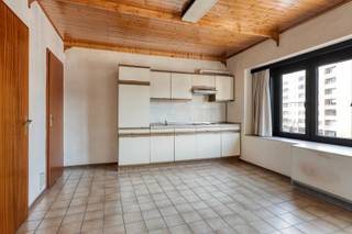 Deze op te frissen 1-slaapkamer appartement bevindt zich in een kleinschalig gebouw, bestaande uit 4 appartementen. <br /><br />Dit appartement bevindt zich op de 2de verdieping en bestaat uit een ruime leefruimte met keuken en badkamer met toilet, douche en lavabo en aparte slaapkamer. <br />Verder beschik het gebouw over een gemeenschappelijke kelder. <br /><br />De verwarming is elektrische, het elektriciteit en water verbruik is met aparte tellers. De elektriciteit is niet conform.<br />Het betreft een betonnen gebouw constructie. <br /><br /><br />Bij verdere vragen of interesse kan u ons steeds contacteren.