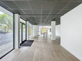 Handelspand centrum Roeselare Top ligging met veel visibiliteit bij het Sint-Amandsplein. Nieuwe dubbele beglazing voorzien! (EPC A) Onmiddellijk...