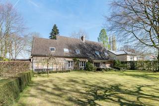 Ontdek deze eigendom vlakbij het centrum van Deurle, gelegen op een aangenaam perceel van 1.718 m². De woning werd gebouwd in 1964 en doorheen de jaren steeds met zorg onderhouden. De woning vormt dan ook een solide basis voor wie op zoek is naar een renovatieproject met veel potentieel. Dankzij de vlotte verbinding naar Gent en Deinze en diverse winkels, scholen en restaurants, geniet deze locatie van een bijzonder praktische en goed bereikbare ligging. Indeling van de woonst: - Gelijkvloerse verdieping: inkomhal met gastentoilet, keuken met directe toegang naar de leefruimte, leef- en eetkamer met open haard en connectie met de tuin, nachthal met 3 slaapkamers en badkamer, dubbele garage- Eerste verdieping: nachthal, polyvalente ruimte (op vandaag ingericht als bureau), 2 slaapkamers, 2 zolderruimtes - Tweede verdieping : volledige bergzolderTroeven: - Oriëntatie- Rustige ligging- PotentieelDeze AI-visualisaties zijn bedoeld als inspiratie. Er werd geen rekening gehouden met technische specificaties, stedenbouwkundige voorschriften of de concrete mogelijkheden tot realisatie.Dit pand is onderworpen aan de renovatieverplichting van de Vlaamse overheid voor residentiële gebouwen (behoudens bij sloop binnen 5 jaar na de aankoop). Consulteer voor meer informatie de website van het Vlaams Energie- en Klimaatagentschap via https://www.vlaanderen.be/een-woning-kopen/renovatieverplichting-voor-residentiele-gebouwenBestuursmaatregelen in het maatregelenregister: nee