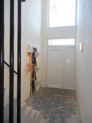 Op een boogscheut van het station kunt u dit gerenoveerd appartement terugvinden op de eerste verdieping met achteraan een zuidwest gelegen terras.<br />Het appartement is gelegen in een kleinschalig appartementsgebouw van drie eenheden.<br />Diverse faciliteiten zoals supermarkten, apotheek, horeca, ... zijn te voet of per fiets makkelijk bereikbaar.<br />De bijhorende achtergelegen parkeerplaats bereikt u via een inrit gelegen langs de Kortrijkstraat t.h.v. de O.L.Vrouwparking.<br /><br />Indeling:<br />GV: 1 slaapkamer - berging met aansluiting voor wasmachine.<br /><br />1e V: Lichtrijke en ruime woonkamer - open keuken met elektrisch koken, dampkap, oven, spoelbak, vaatwas en koelkast - berging - gastentoilet met handwasser - 1 slaapkamer - badkamer met badkamermeubel met dubbele lavabo en douche.<br /><br />Algemeen:<br />- EPC 122 - label B<br />- Bewoonbare oppervlakte van 107 m²<br />- Geen gemeenschappelijke kosten<br />- Geen lift aanwezig<br />- Veel vrije parking achteraan het gebouw<br />- Instapklaar tegen intrede 01/12/2026<br />- Vrij vanaf 01/12/2026<br /><br />Huurprijs: € 750/maand.<br />