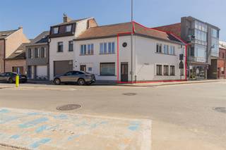 <p>Interessante <i><strong>knusse starterwoning </strong></i>of investering in Baasrode nabij Dendermonde.</p><p>In het <i><strong>rustige Baasrode</strong></i>, vlakbij Dendermonde, bevindt zich deze interessante kleine woning voor<i><strong> eigen gebruik</strong></i> of als <i><strong>opbrengsteigendom</strong></i>.</p><p>Een unieke opportuniteit voor starters of investeerders die op zoek zijn naar een betaalbare woonoplossing met toekomstmogelijkheden.</p><p>Het goed omvat een gezellige woning met inkomhall/traphall, leefruimte en open keuken, berging. Op de verdieping vindt men de overloop, <i><strong>2 volwaardige slaapkamers</strong></i> en uitgeruste badkamer (douche-lavabo-toilet).</p><p>Deze woning beschikt over alle conforme attesten. Het EPC label heeft een D-label, dus <i><strong>geen renovatieverplichting</strong></i>. <br /><br />Momenteel is deze woning <i><strong>gunstig verhuurd</strong></i>, goed voor een mooi rendement van ongeveer <i><strong>4%</strong></i>.</p><p>Hierdoor vormt dit pand een uitstekende investering voor wie op zoek is naar een <i><strong>beperkte investering </strong></i>met stabiel rendement op de groeiende huurmarkt.</p><p>Daarnaast is dit ook een interessante opportuniteit voor starters of alleenstaanden die betaalbaar willen wonen in een aangename omgeving nabij winkels, openbaar vervoer, fiets en wandeldijk langsheen de Schelde en de vlotte verbindingswegen.</p><p>Een veelzijdig aanbod met investeringspotentieel én/of wooncomfort.</p><p>Plan vandaag nog een afspraak voor een bezichtiging ter plaatse ,enkel op afspraak.<br />Contacteer ons voor meer informatie of voor een bezoek , T. 078 482000 <strong>| </strong>info@rented.be <strong>|</strong> 0475 648870</p>