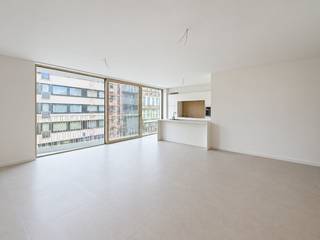 In de residentie Central Boulevard kun je dit ruime nieuwbouwappartement terugvinden met 2 slaapkamers en een oppervlakte van 100m2 vlakbij het centrum van Oostende, de jachthaven en de visserskaai. <br /><br /><u>De indeling van het appartement is als volgt;</u>
<ul>
	<li>Inkomhal</li>
	<li><strong>Ruime </strong>eet- en leefruimte</li>
	<li>Volledig <strong>geïnstalleerde open keuken</strong></li>
	<li>Berging</li>
	<li>2 <strong>volwaardige</strong> slaapkamers met ruimte voor dubbelbed en kasten</li>
	<li><strong>Apart</strong> toilet</li>
	<li>Badkamer <strong>met bad en inloopdouche</strong></li>
	<li>Terras aan de <strong>voorzijde en achterzijde (zuid)</strong></li>
</ul>
<br />Het appartement is afgewerkt met <strong>vloerverwarming, warmtepomp en ventilatie type D. </strong><br />Op het gelijkvloers is er een fietsenstalling voorzien om veilig uw fietsen te stallen. <br /><br />Aarzel niet en contacteer ons voor meer informatie. <br /><br /> 