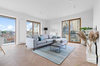 Ontdek dit schitterend ingerichte appartement van 95 m² op de 4e verdieping, gelegen op een hoek van het gebouw. Geniet van de zonnestralen, zowel in de middag als bij zonsondergang, op het ruime, op het zuiden gelegen terras van 17 m². Ondanks de centrale ligging midden in de stad, zorgt de omringende binnentuinen voor een rustige en serene woonervaring.<br /><br />Hoogtepunten:<br /><br />*Perfecte Ligging: Midden in het centrum, maar omgeven door rustgevende binnentuinen.<br /><br />*Ruim Terras: 17 m² groot, ideaal voor zonnige middagen en avonden.<br /><br />*Uitstekende Voorzieningen: Ondergrondse parkeergarage met plaats voor 130 auto's en een handige fietsenstalling met lift.<br /><br />*Modern Comfort: Voorzien van uitstekende isolatie, zonnepanelen en regenwaterrecuperatie voor een duurzaam en comfortabel leven.<br /><br />*Ruimte en Groen: Diverse open ruimtes met verhardingen, waterpartijen en groene tuinen zorgen voor een aangename leefomgeving.<br />Architectonisch Meesterwerk:<br /><br />*Ontwerp: Drie torens die boven drie bouwlagen uitsteken, ontworpen door de gerenommeerde architectenbureaus Robbrecht en Daem en URA Architects.<br />Stijl: Sober modern met elementen zoals bakstenen, houten ramen en balustrades, die perfect harmoniëren met de omgeving en rust uitstralen.<br />Een Oase van Rust in de Stad:<br /><br />*Groene Uitzichten: Geniet van prachtige uitzichten op groene tuinen en de omgeving.<br />Stadsleven met Voordelen: Combineer het bruisende stadsleven met de rust en sereniteit van een exclusieve woonomgeving.<br /><br />*6 % btw mogelijk<br /><br />Conclusie:<br />Gloria biedt een unieke kans om te genieten van luxe, comfort en rust, midden in de stad. Dit appartement is een oase van kalmte, waar je kunt profiteren van alle voordelen van stedelijk wonen zonder in te boeten aan rust en privacy. Mis deze kans niet om jouw droomwoning te ontdekken in het hart van de stad!