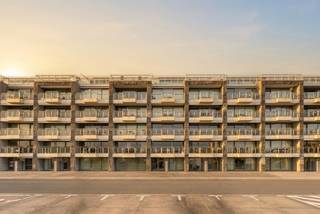 Appartement met zicht op de jachthaven, bestaande uit 2 slaapkamers en een gesloten garagebox in de residentie. Mooi vernieuwd en voorzien van overal ingemaakte kasten.

Inkomhal met toegang tot de open leefruimte en halfopen keuken, met aansluitend de berging achter de keuken. De keuken is uitgerust met alle comfort.

Vanuit de leefruimte is er toegang tot het terras met zuidwestelijke oriëntatie en prachtig zicht op de jachthaven van Zeebrugge — een echt vakantiegevoel het hele jaar door.

Verder zijn er twee volwaardige slaapkamers en een ruime badkamer. Daarnaast is er nog een tweede berging die ook als douchekamer kan worden ingericht, evenals een apart toilet.

In de kelderverdieping is er nog een private kelderberging en de afgesloten garagebox in de residentie.

Voor een bezoek of meer informatie kunt u contact opnemen met makelaar Stéphanie via 0472 77 86 60 of stephanie@keyimmo.be.