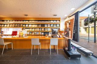 <p><span>Bent u op zoek naar een goede investering? Of bent u een ondernemer die zijn eigen zaak wenst te starten? Dan is deze handelszaak in Zwijndrecht haar winkelstraat misschien iets voor u. </span></p><p><span>In de Statiestraat, achter het gemeentehuis & sportcentrum den Draver ligt dit handelspand. Naast de winkel steek je zo door richting de sportpleinen wat maakt dat deze winkel voet-passage krijgt. </span></p><p><span> </span></p><p><span>- Instapklare winkel</span></p><p><span>- winkelruimte </span></p><p><span>- vergaderruimte </span></p><p><span>- kitchenette </span></p><p><span>- buitenterras </span></p><p><span> </span></p><p><span>Je komt langs de etalage binnen. Daar heb je aan de linkerkant een wachtruimte. Rechts de bureau's voor ontvangst (momenteel reiswinkel "de Beer Travel") achteraan doorsteek rechting technische berging en opbergruimte. Links toilet, kitchenette. Achteraan nog een flinke ruimte perfect voor een aparte vergaderzaal. Last but not least toegang tot terras buiten. Om in de zomer buiten te kunnen lunchen. De werksfeer is alweer top ! </span></p><p><span> </span></p><p><span>Lijkt dit u een goede investering of denkt u aan uw eigen zaak? Contacteer ons vandaag voor meer info! <br /><span>george@sinjoor.be</span></span><span> of 03 283 05 00</span></p>