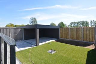 OMSCHRIJVING WONING:<br />- GELIJKVLOERS: Inkomhal met gastentoilet en trap naar de verdieping, bureau (3,15 x 3,20 m), woonkamer bestaande uit een zithoek (6,02 x 3,57 m) en een eethoek (5,00 x 3,57 m) met veel lichtinval, open keuken (4,86 x 2,68 m) met werkeiland en toegangsdeur naar het zuid-georiënteerde terras (15 m²). De keuken is ingericht met vitro-keramisch fornuis, afzuigkap, koelkast, vaatwasmachine, combi-oven en RVS spoelbak. Berging/wasplaats grenzend aan de keuken. Trap naar de kelderverdieping.<br />- VERDIEPING 1: Nachthal, slaapkamer 1 (4,00 x 3,50 m), slaapkamer 2 (4,02 x 3,46 m), slaapkamer 3 (4,02 x 3,46 m), berging (2,42 x 2,24 m) met cv-ketel en verluchtingssysteem, badkamer met ligbad, inloopdouche en dubbele wastafelmeubel, apart toilet.<br />- KELDERVERDIEPING: De woning is volledig onderkelderd. De kelder is bereikbaar vanuit de berging en is tevens toegankelijk via een buitendeur vanuit de tuin.<br />- CARPORT: Vrijstaande, ruime carport.<br />- TUIN: Volledig omsloten tuintje, aangelegd met gazon en sierbestrating. De inrit naar achter is afgesloten met een metalen poort.<br /><br />BIJKOMENDE INFO:<br />- Ramen: Aluminium ramen met dubbele beglazing.<br />- Verwarming: Warmtepomp (lucht/water), vloerverwarming en -koeling, ventilatiesysteem D.<br />- Vloeren: Moderne, onderhoudsvriendelijke vloertegel in alle ruimtes. Parkettegel in de slaapkamers.<br />- Energiezuinige woning voorzien van zonnepanelen. Zeer lage energiekosten!<br /><br />LIGGING:<br />Centrale ligging net buiten het centrum van Neeroeteren op enkele autominuten van Maaseik en Bree.