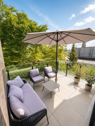 <p><span>Modern appartement met 2 slaapkamers en terras in Mechelen</span></p><p><span> </span></p><p><span> </span></p><p><span>Dit modern appartement op de eerste verdieping (bereikbaar met de trap) biedt alle comfort voor aangenaam wonen.</span></p><p><span> </span></p><p><span>Via de inkomhal met vestiairekast en gastentoilet bereikt u de ruime leefruimte met open keuken.</span></p><p><span>Dankzij de grote raampartijen geniet u hier van veel natuurlijk licht.</span></p><p><span>Aansluitend bevindt zich een praktische berging met aansluiting voor wasmachine en droogkast. Vanuit de leefruimte heeft u toegang tot het terras met zicht op de gemeenschappelijke tuin.</span></p><p><span>Verder beschikt het appartement over 2 slaapkamers en een badkamer met dubbele lavabo en inloopdouche.</span></p><p><span> </span></p><p><span>Extra troeven:</span></p><p><span>✔</span><span> Onderhouden gemeenschappelijke tuin</span></p><p><span>✔</span><span> Privatieve autostaanplaats met laadmogelijkheid</span></p><p><span>✔</span><span> Gemeenschappelijk tuinhuis voor fietsen<br /></span><span>✔</span><span> Vloerverwarming met regeling per ruimte<br /></span><span>✔</span><span> Ramenwasser voor de moeilijk bereikbare ramen</span></p><p><span> </span></p><p><span>Ligging</span><span><br />Het appartement is gelegen in een aangename en rustige woonomgeving in Mechelen.</span></p><p><span>Winkels, scholen, openbaar vervoer en andere dagelijkse voorzieningen bevinden zich op korte afstand.</span></p><p><span>Bovendien geniet u van een vlotte verbinding naar de belangrijkste invalswegen en de E19, waardoor zowel Antwerpen als Brussel gemakkelijk bereikbaar zijn.</span></p><p><span> </span></p><p><span>Beschikbaar vanaf:</span><span> 15 juli 2026<br /></span><span>Gemeenschappelijke kosten:</span><span> € 140/maand</span></p><p><span> </span></p><p><span>Interesse?</span></p><p><span>Contacteer ons voor meer informatie of een bezoek ter plaatse.</span></p><p><span> </span></p>