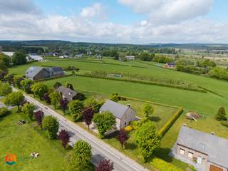 Vlakbij Natuurpark Hoge Venen-Eifel bevindt zich deze instapklare woning met 4 slaapkamers, 2 badkamers en tuin op een ruim perceel van 1122 m². Gezien de centrale ligging geniet u hier van een goede bereikbaarheid via belangrijke invalswegen, in de nabijheid van scholen, horeca, winkels en het openbaar vervoer.<br /><br />We betreden de woning via de inkomhal met toegang tot de eerste badkamer, voorzien van lavabo, toilet en douche. Vanuit de hal komen we in de lichtrijke leefruimte, dewelke kan ingericht worden als gezellige zithoek en aparte eetplaats. Aangrenzend aan de leefruimte bevindt zich de open keuken, voorzien van de voornaamste toestellen. Naast de keuken hebben we toegang tot de berging/wasplaats alsook de inpandige garage. In de tuin met terras en tuinhuis hebben we een panoramisch zicht over de Hoge Venen. Op deze unieke locatie kan u steeds in alle rust en privacy genieten van het mooie weer. De nachthal op de eerste verdieping geeft ons toegang tot 4 ruime slaapkamers en de tweede badkamer, voorzien van een lavabo, toilet en ligbad. Ook is er een kruipzolder aanwezig in de woning.<br /><br />Naast de inpandige garage is de woning ook voorzien van een carport. <br /><br />Dit is een uitstekende opportuniteit als u op zoek bent naar een instapklare woning met 4 slaapkamers, 2 badkamers en tuin op een mooi perceel van 1122 m² in de regio van Waimes. Contacteer ons voor meer informatie via 0472 82 80 66 of neem een kijkje op www.boonstravastgoed.be .<br /><br />Bijzonderheden:<br />- Centrale ligging<br />- 4 slaapkamers en 2 badkamers<br />- Uitzonderlijk zicht op de Hoge Venen