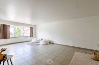 Dit instapklare appartement bevindt zich op de eerste verdieping van een mooie residentie, op <strong>wandelafstand van de Grote Markt</strong>, <strong>supermarkten</strong> en alle voorzieningen van het <strong>centrum van Sint-Niklaas.</strong><br /><br />De woning beschikt over een ruime leefruimte met toegang tot het eerste<strong> terras</strong> <strong>aan de voorzijde</strong>, een functionele keuken met aansluitende berging, en twee slaapkamers.<br />Aan de <strong>achterzijde</strong> bevindt zich een tweede<strong> riant terras</strong> waar het aangenaam vertoeven is.<br /><br />Verder beschikt het appartement over een <strong>ruime kelderberging</strong> en een<strong> brede overdekte autostaanplaats</strong> met inrit via de Joseph Lonckestraat. De autostaanplaats dient mee aangekocht te worden voor €20.000<br /><br />Een verzorgde en praktische woonst op een centrale locatie, ideaal voor wie comfortabel wil wonen dicht bij het stadscentrum.<br /><br />U kan een bezoek aanvragen via 03 502 98 74 of via emily@claves.be <br /><br />