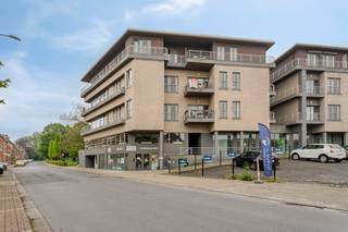 Appartement te koop in Ieper centrum met twee slaapkamers en prachtig terras met uitzicht op de binnenstad. Dit appartement is gelegen de Arsenaalstraat 48 op de tweede verdieping. Het appartement grenst aan de Vestingen en het Zaalhof. Ideaal voor wie houdt van een open zicht of een wandeling in de natuur. Het appartement uit 2009 is volledig in orde en heeft een gunstig EPC! INDELINGTweede verdieping: Inkomhal met vestiairehoek en apart toilet - technische berging met vernieuwde condensatieketel (2026) - ruime berging met aansluiting voor wasmachine en droogkast - lichtrijke woonkamer met zithoek, eetplaats en volledig geïnstalleerde open keuken, waar je overal kan genieten van het open zicht over de binnenstad - ruim terras met voldoende plaats voor eettafel en/of lounge - twee slaapkamers met aansluitend balkon - ingerichte badkamer voorzien van badkamermeubel, ligbad en douche.Gelijkvloers/kelder: Gemeenschappelijke fietsenstalling en private kelderberging (9m²).TROEVEN- Kwalitatieve residentie (2009)- Uitstekend gelegen bij de Vestingen- Prachtig open zicht in leefruimte - Ruim appartement (100m²)- Gunstig EPC!- Elektriciteit conform- Nieuwe condensatieketel (2026)- Veel parkeermogelijkheid in de buurtDe eigendom wordt aangeboden via de Pre-sale formule. Op 06/06/2026 tussen 10:00 en 12:00 kan u de woning op afspraak komen bezichtigen en een bod uitbrengen. De vermelde prijs is een instelprijs. Voor meer info, gelieve contact op te nemen met de dossierverantwoordelijke.Bestuursmaatregelen in het maatregelenregister: nee