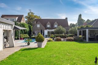 Luxe gerenoveerde villa met zwembad, poolhouse en ruime tuin te Poppel. Aan de rand van Poppel, op een perceel van ca. 1.550 m², bevindt zich...