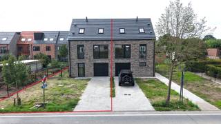 De woning 197 m² bestaat op het gelijkvloers uit een inkomhal met berging (wasplaats) en gastentoilet die uitgeeft op de garage met automatische poort. Achteraan bevindt zich de ruime woonkamer met open keuken en schuifraam naar de tuin. <br /><br />De verdieping is ingedeeld in 3 mooie slaapkamers van respectievelijk 17 m², 15 m² en 10 m², apart toilet en badkamer. <br /><br />2de verdieping:<br />Via een vaste trap komt men tot de 2de verdieping van ca. 30 m² die nog naar keuze kan ingedeeld worden of als 4de slaapkamer kan gebruikt worden.<br /><br />De woning is zeer goed gelegen, nabij het centrum van Zoersel op wandelafstand van alle winkels en openbaar vervoer.