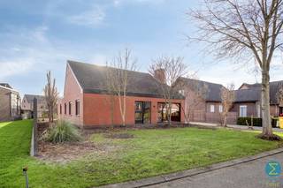 <p><strong>Vrijstaande op te frissen woning met veel potentieel in een rustige woonwijk te Retie</strong></p>
<p>In een mooie en rustige woonwijk te Retie bevindt zich deze vrijstaande woning op een aantrekkelijk perceel. De woning biedt tal van mogelijkheden voor wie op zoek is naar een charmante thuis die nog naar eigen smaak kan worden opgefrist.</p>
<p>Via de inkomhal komt u binnen in de gezellige en lichtrijke woonkamer, waar grote ramen en een houthaard zorgen voor een aangename sfeer. Aansluitend bevindt zich de keuken, die niet alleen in verbinding staat met de leefruimte, maar ook directe toegang biedt tot de tuin en de ruime kelder. Ook een kruipkelder is aanwezig.</p>
<p>Op het gelijkvloers beschikt de woning over drie slaapkamers, een apart gastentoilet en een badkamer voorzien van ligbad, douche, een lavabomeubel met dubbele wastafel en een extra toilet.</p>
<p>Via een houten vlizotrap bereikt u de zolderverdieping, waar eenvoudig twee bijkomende slaapkamers of een polyvalente ruimte kunnen worden ingericht.</p>
<p>De woning wordt omringd door een mooie tuin waar u in alle rust kan genieten. Daarnaast is er een afzonderlijke, ruime garage aanwezig.</p>
<p><strong> </strong><strong>Troeven van deze woning:</strong></p>
<ul>
<li>Vrijstaande woning op een mooi perceel</li>
<li>Rustige en aangename woonomgeving</li>
<li>EPC: 309 kWh/m²</li>
<li>Verwarming op gas via convectoren</li>
<li>Kelder en kruipkelder</li>
<li>Afzonderlijke garage</li>
<li>Geboorde grondwaterput</li>
</ul>
<p>Een woning met karakter, ruimte en vooral veel potentieel op een gegeerde locatie. Ideaal voor wie een thuis wil creëren naar eigen wensen.</p>