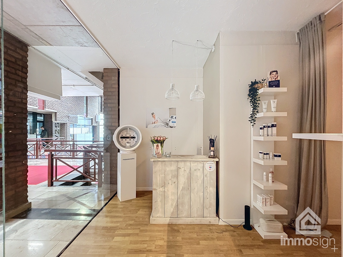 Zeer ruime handelsruimte van 93 m² met autostaanplaats in Shopping 2 te Genk! - foto 4