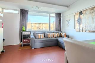 Zijn uitstekende rustige ligging op amper 15min wandelen van het strand en de zee, heeft dit appartement sowieso troef! Het appartement bevindt zich op de 2e verdieping (lift aanwezig) in de residentie 'Hyacint' in Park Atlantis. Park Atlantis is een vakantiedomein in De Haan waar verschillende voorzieningen zijn. Het park beschikt over voldoende parkeergelegenheid, speeltuintjes, tennisvelden, een voetbalveld, een petanqueveld. Kortom, alles wat u nodig heeft voor het fijne vakantie in een groene oase van rust, vindt u hier! Omvat: een lichtrijke leefruimte met volledig ingerichte en open keuken, aangenaam terras, aparte slaapkamer met tweepersoonsbed en een comfortabele badkamer met douche, lavabo en toilet. TROEVEN: • keuring elektriciteit CONFORM • open en volledig ingerichte keuken • groene en rustige omgeving • inclusief meubels • gratis parkeergelegenheid nabij het gebouw Dit appartement kan uw ideale vakantieverblijf zijn aan onze kust of uw perfecte investering. Domicilie niet toegestaan. 📞 Contacteer Lorenzo voor een bezoek: 0492 08 08 08 – lorenzo@correctvastgoed.be👉 Online schattingstool: www.correctvastgoed.be/schatting