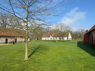 Le domaine Goed Van Den Bogaerde est situé dans un cadre verdoyant magnifique et comprend une résidence principale et deux maisons de vacances. <br /><br />Disposition<br /><br />Maison de vacances pour 18 personnes <br />Rez-de-chaussée<br />- Salon avec poêle à bois<br />- Espace détente<br />- Salle à manger<br />- Cuisine avec four, lave-vaisselle et réfrigérateur<br />- Local de rangement avec raccordement pour la machine à laver<br />- Sous-sol<br />- 2 chambres accessibles aux personnes à mobilité réduite avec salle de bains privative, chacune équipée d'un lavabo et d'une douche <br />- 2 toilettes<br /><br />1er étage<br />- 7 chambres avec salle de bain attenante, chacune équipée d'un lavabo, d'une douche et de toilettes<br /><br /><br />Piscine intérieure avec sauna et douche <br /><br />Maison de vacances pour 12 personnes<br />Appartement sur le toit disponible (inclus pour 12 personnes) avec sa propre cuisine, coin nuit et salle de bain<br />Espace de vie<br />salle à manger<br />cuisine équipée avec four, lave-vaisselle, réfrigérateur<br />cellier<br />5 chambres et 5 salles de bain <br />Terrasse<br /><br />Propriété <br />salon avec poêle à bois<br />système de musique <br />cuisine<br />Vidéo <br />débarras avec cafetière encastrée, four, vaisselle, cuiseur vapeur, chauffe-assiettes, lave-vaisselle<br />Chambre 1 avec salle de bain attenante (avec armoires intégrées)<br />Chambre 2 <br />salle de bain<br />Espace ouvert couvert <br />Entrepôt/écurie avec chauffage au sol et eau <br /><br /><br />CPE : 104 kWh/m² / CU : 2797127<br />Certificat CPE pour petites unités non résidentielles : B / CU : 2797092-KNR<br />Certificat CPE pour petites unités non résidentielles : B / CU : 2793465-KNR