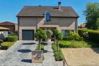 <p>Deze stijlvolle villa combineert <strong>ruimte</strong>, <strong>comfort</strong> en een <strong>hoogwaardige afwerking</strong> op een uitstekende manier. De woning is volledig <strong>instapklaar</strong> en biedt dankzij haar <strong>doordachte indeling</strong> tal van mogelijkheden.</p>
<p>Via de inkomhal kom je in de lichtrijke leefruimte met gezellige <strong>houtkachel</strong>, perfect voor sfeervolle avonden. De open indeling creëert een aangenaam contact met de tuin en het terras. De moderne maatkeuken van <strong>Grietens</strong>, vernieuwd in <strong>2019</strong>, is uitgerust met alle hedendaagse comfort.</p>
<p>Op het gelijkvloers bevindt zich een praktische bureauruimte, ideaal voor <strong>thuiswerk</strong> of een <strong>zelfstandige activiteit aan huis</strong>. De functionele indeling maakt de woning bijzonder geschikt voor een <strong>vrij beroep</strong>.</p>
<p>De verdieping telt <strong>vier ruime slaapkamers</strong>, <strong>twee badkamers</strong> en extra bergruimte. De woning is deels <strong>onderkelderd</strong> en beschikt over een <strong>garage met sectionale poort</strong> en een ruime <strong>oprit met plaats voor meerdere wagens</strong>.</p>
<p>Buiten geniet je van een mooi aangelegde tuin met <strong>zwembad</strong> en een ruime <strong>pergola (2019)</strong> met automatisch regelbare zonnewering, <strong>ledverlichting</strong> en een ingebouwde barbecue. Deze vormt een echte verlenging van de leefruimte en is ideaal om het hele jaar door te genieten.</p>
<p>Verder is de woning uitgerust met een gunstige <strong>EPC-score C (bijna B)</strong>, <strong>33 zonnepanelen (600 kWh/jaar, met certificaten van €270/100 kWh voor nog ongeveer 4 jaar)</strong> en <strong>zonnescreens</strong> aan de keukenramen.</p>
<p>Kortom, een warme en veelzijdige woning waar <strong>comfort</strong> en <strong>kwaliteit</strong> centraal staan.</p>