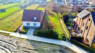 In een verkeersluwe straat aan de dorpskern van Ruien, deelgemeente van Kluisbergen treffen we deze bouwgrond voor een halfopen bebouwing. Zéér...