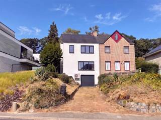 <p>Deze volledig gerenoveerde (2026) en instapklare drie-gevelwoning, gelegen in een residentiële omgeving op wandelafstand van het centrum van Scherpenheuvel, biedt maar liefst 163 m² netto bewoonbare oppervlakte op een mooi en ruim perceel van 9a 29ca! De woning is praktisch ingedeeld en bestaat uit een inkomhal met een gastentoilet, een ruime en lichtrijke woonkamer, een nieuwe en volledig ingerichte afzonderlijke maatkeuken, drie slaapkamers waarvan 2 master-bedrooms van elk 18 m² en een ruime badkamer uitgerust met ligbad, douche, een tweede toilet et een dubbele wastafelkast. De woning beschikt bovendien over een inpandige garage en biedt op eigen terrein parkeergelegenheid voor minstens drie bijkomende wagens. De perfect georiënteerde en maar liefst ca. 94 meter diepe tuin vormt een absolute troef en biedt tal van mogelijkheden om volledig naar eigen smaak in te richten en optimaal van de buitenruimte te genieten! Verder beschikt de woning over een ruime kelderberging van ca. 40 m², ideaal als extra opslagruimte. Ook op energetisch vlak werd de woning grondig aangepakt met geïsoleerde gevels, PVC-schrijnwerk met dubbele beglazing, een moderne lucht-waterwarmtepomp en een lucht-luchtwarmtepomp voor zowel verwarming als koeling. Dankzij deze renovatie behaalt de woning een gunstige EPC-score B. De elektrische installatie is conform. Prima gelegen op wandelafstand van het centrum en met een vlotte verbinding naar winkels, scholen, openbaar vervoer en de E314. Bijkomende troeven: zeer ruime tuin, inpandige garage, minstens drie parkeerplaatsen op eigen terrein, EPC B, conforme elektriciteit, dubbele beglazing en moderne warmtepomp technieken. Aarzel niet om Frederik te contacteren indien u meer info of een eerste bezoek wenst: frederik@immo-time.be</p>