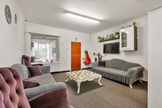 Deze instapklare woning (EPC label C) is gelegen vlakbij het centrum van Staden.Deze woning is als volgt ingedeeld:Op het gelijkvloers: inkomhal,...