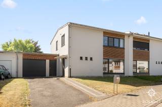 ** Bezoekdag woensdag 2 en 3 september - Boek uw bezoek via www.polares.eu **<br /><br />Welkom in deze energiezuinige (EPC A!), lichtrijke en praktische woning met 3 slaapkamers, een ruime garage en een aangename tuin, rustig gelegen in een fijne woonwijk in Heverlee.<br /><br />Via de ruime inkomhal met gastentoilet en trap bereik je zowel de keuken als de woonkamer. De ruime woonkamer met grote raampartijen geniet van veel natuurlijk licht en biedt een mooi zicht op zowel het rustige pleintje voor de woning als de eigen achtertuin met terras.<br /><br />Ook vanuit de keuken kijk je uit op de tuin. Ideaal voor gezinnen: terwijl je aan het koken bent, hou je de kinderen gemakkelijk in het oog wanneer ze buiten spelen.<br /><br />Een absolute troef is de zeer ruime en praktische garage. Naast plaats voor een grote wagen is er nog meer dan voldoende ruimte voor fietsen, extra opslag of hobbyspullen.<br /><br />Op de eerste verdieping bevinden zich 3 slaapkamers en een badkamer, uitgerust met douche, ligbad, toilet en dubbele wastafel. Daarnaast is er een aparte, praktische wasruimte.<br /><br />De combinatie van ruimte, licht, een aangename tuin en een rustige ligging in Heverlee maakt deze woning tot een fijne thuis voor wie comfortabel wil wonen met alles binnen handbereik.<br /><br />Benieuwd naar deze woning? Plan je bezoek eenvoudig in via www.polares.eu en ontdek ze zelf!