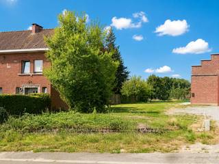 <strong>ZUIDWEST GERICHT BOUWPERCEEL</strong> met prachtig vergezicht in het <strong>LANDELIJKE ELLEZELLES</strong>. Dit mooi gelegen <strong>PERCEEL VAN 722 M²</strong> bevindt zich aan de rand van het pittoreske Ellezelles, in een <strong>RUSTIGE EN GROENE WOONOMGEVING</strong> die uitermate geschikt is voor wie op zoek is naar ruimte en rust. Met een <strong>STRAATBREEDTE VAN 10 METER</strong> biedt dit perceel de mogelijkheid tot het oprichten van een <strong>HALFOPEN BEBOUWING</strong>, <strong>IDEAAL VOOR EEN GEZINSWONING</strong> met <strong>OPTIMALE LICHTINVAL</strong> en een aangename tuinoriëntatie op het zuidwesten. De achterzijde van het perceel trakteert je op een <strong>ADEMBENEMEND OPEN UITZICHT OVER HET GLOOIENDE LANDSCHAP</strong>, wat zorgt voor een <strong>PERMANENT VAKANTIEGEVOEL</strong>. Dankzij de ligging in woongebied geniet je van de nodige bouwmogelijkheden en een vlotte bereikbaarheid naar omliggende dorpen en steden. Kortom, een uitgelezen kans om jouw droomwoning te realiseren op een <strong>UNIEKE LOCATIE IN PAYS DES COLLINES</strong>.<br /><br />Adres: Rue Docteur André 86 te Ellezelles