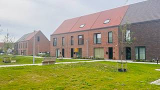 In de rustige en kindvriendelijke woonwijk 'De Weverie' in Deerlijk staat deze prachtige, instapklare nieuwbouwwoning te huur.<br />De woning is onmiddellijk beschikbaar en staat klaar om een gezellige, warme thuis te worden.<br /><br />Alles is met uitzonderlijk veel zorg afgewerkt: de gehele woning (muren, plafonds, deuren en trappen) is professioneel geschilderd en de plafonds zijn voorzien van strak vliesbehang. Ook zijn overal al verlichtingsarmaturen en gordijnrails geplaatst. U hoeft hier enkel nog uw eigen meubels te zetten om meteen te genieten van het comfort.<br /><br />De woning is uitgerust met geothermie en zonnepanelen. De vloerverwarming zorgt voor een aangename warmte in de winter en biedt heerlijke passieve koeling tijdens de warme zomermaanden. Dit zorgt voor een heel comfortabel binnenklimaat en een lage energiefactuur.<br /><br /><strong>Indeling:</strong>
<ul>
	<li><strong>Gelijkvloers</strong>: Inkomhal met gastentoilet, ruime leefruimte met zicht op de tuin, open ingerichte keuken (inductie, oven, microgolf, frigo en vaatwasser) en een praktische wasplaats/berging.</li>
	<li><strong>Eerste verdieping</strong>: 3 volwaardige slaapkamers, comfortabele badkamer (ligbad, douche en dubbele lavabo), een tweede apart toilet en een handige berging.</li>
	<li><strong>Zolder:</strong> Grote, open en volwaardige zolderverdieping die vlot bereikbaar is via een vaste trap.</li>
	<li><strong>Tuin &amp; Parkeren</strong>: Fijne tuin waar binnenkort nog groen gras wordt ingezaaid, met een zuidgericht terras voorzien van buitenverlichting en een buitenberging. Via de handige achteruitweg bereikt u gemakkelijk uw eigen private autostaanplaats. Er is ook een regenput van 10.000 liter aanwezig.</li>
</ul>
<strong>Ligging:</strong><br />Gelegen in een gezellige, autoluwe nieuwe wijk met een groen buurtparkje. Het centrum van Deerlijk, scholen en winkels liggen op fietsafstand. De belangrijkste toegangswegen en de op- en afrit van de E17 liggen vlakbij voor een vlotte verbinding.<br /> 