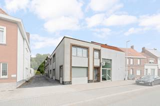 Woning met loods op gunstige ligging in Lendelede te koopGunstig gelegen eigendom vlakbij de N36 te Lendelede op een grond van maar liefst 1993 m²...