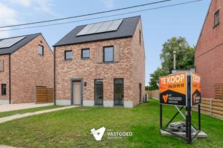 <p><span>Nieuwbouwwoning (OB) aan 6% BTW! (4 slpks mogelijk)</span></p><p><span> </span></p><p><span>Belangrijkste troeven:</span></p><p><span>- Kwalitatieve afwerking door lokale, betrouwbare professionals</span></p><p><span>- Zeer energiezuinig dankzij de beste technieken en materialen</span></p><p><span>- Warmtepomp met vloerverwarming en -koeling (zelfs op zolderverdieping!)</span></p><p><span>- Vrij keuze van afwerking volgens lastenboek</span></p><p><span>- Leuke indeling met mooie ruimtes</span></p><p><span>- Vaste trap naar zolder voor extra mogelijkheden</span></p><p><span>- Perceel van ca 521m2</span></p><p><span>- Ideale ligging: zeer rustig gelegen en dichtbij school, winkel,...</span></p><p><span>- Carport + afwerking zolder mogelijk</span></p><p><span>- Deze prijs is voor de woning volledig afgewerkt volgens lastenboek!</span></p><p><span> </span></p><p><span>Bekijk zeker ook onze grondplannen met de afmetingen. Zo krijgt u van thuis uit al een perfect beeld van wat deze woning te bieden heeft!</span></p><p><span> </span></p><p><span>Wenst u meer info of een vrijblijvende bezichtiging, contacteer dan ons kantoor op het nummer 014 39 99 99 en wij helpen u graag verder.</span></p>