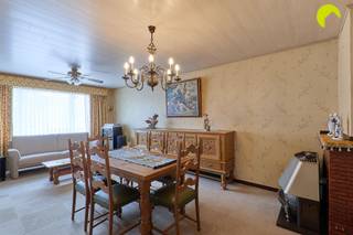 <p><span>Wij bieden u gezellige aan met 1 slaapkamer + extra kamer in een kleinschalig gebouw met lage gemeenschappelijke kosten. Het dak werd onlangs vernieuwd en geïsoleerd conform 2050.</span></p><p><span>Winkels, scholen en openbaar vervoer zijn vlotjes te bereiken. Goede verbinding met autosnelwegen wegens directe nabijheid van de A12 en de Ring van Antwerpen.</span></p><p><span>Het gebouw wordt prima onderhouden en de gemeenschappelijke kosten beperken zich tot de blokpolis, de verlichting van de traphal en de syndicus vergoeding; de meters voor water, gas en elektriciteit zijn individueel!</span></p><p><span> </span></p><p><span>Indeling:</span></p><p><span> </span></p><p><span>Het appartement is gelegen op de tweede verdieping (geen lift!) en omvat vooraan een lichtrijke leefruimte van 33 m². </span></p><p><span>Aansluitend is er een kamer van 4.20 x 2.00 m die perfect dienst kan doen als bureau of kinderkamer of hobbyruimte.</span></p><p><span>De charmante keuken ademt een authentieke fifties-sfeer en is voorzien van de originele Cubex-stijl kastjes en porseleinen gootsteen.</span></p><p><span>Achteraan is er de badkamer met ligbad, lavabo en toilet.</span></p><p><span>Verder is er nog een ruime slaapkamer.</span></p><p><span>Het oorspronkelijke terras werd dichtgemaakt en doet nu dienst als berging waar aansluiting is voor de wasmachine.</span></p><p><span>Tenslotte zijn er nog 2 kleine bergingen/ingemaakte kasten in het appartement.</span></p><p><span> </span></p><p><span>Troeven:</span></p><p><span> </span></p><p><span>- Ruim appartement met grote slaapkamer + extra kamer aan de leefruimte</span></p><p><span>- Klein gebouw met lage gemeenschappelijke kosten (€ 78) en vernieuwd dak</span></p><p><span>- Individuele meters voor gas, water en elektriciteit</span></p><p><span>- Interessante investering met gunstig potentieel rendement na opfrissing!</span></p><p><span>- Centrale ligging met vlotte bereikbaarheid van winkels, scholen, openbaar vervoer, A12 en Antwerpse Ring</span></p><p><span> </span></p><p><span>EPC: 255 kWh/m² - C-label (géén renovatieplicht)</span></p><p><span>Waterinfo: P-score A - G-score A</span></p><p><span> </span></p><p><span>Voor een bezoek ter plaatse kan u ons contacteren op het nummer 03 449 42 41 of mail ons via <span>hallo@habicom.be</span></span></p><p><span>Wenst u de waarde van uw woning te kennen? Contacteer vrijblijvend onze habicom expert in uw buurt.</span></p><p><span> </span></p>