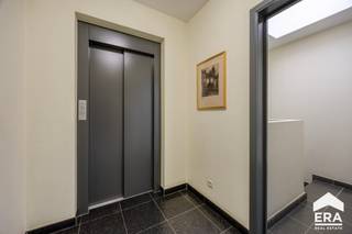 Op een uitstekende locatie aan het Michiel Jansplein in Lommel bevindt zich dit verzorgt en lichtrijk appartement met alle comfort voor wie centraal en toch rustig wil wonen. Dankzij de ligging in het centrum bevinden winkels, horeca, scholen, openbaar vervoer en dagelijkse voorzieningen zich op wandelafstand.<br /><br /><strong>Indeling:</strong> inkomhal, apart toilet, leefruimte, keuken, berging, badkamer, 2 slaapkamers, kelderberging en garage<br /><strong>Troeven:</strong>
<ul><li>Instapklaar appartement met veel lichtinval</li><li>Centrale ligging in het centrum van Lommel</li><li>2 volwaardige slaapkamers</li><li>Airconditioning aanwezig</li><li>Private garage</li><li>Kelderberging</li></ul>
Een ideale woonst voor wie comfortabel en centraal wil wonen in Lommel.