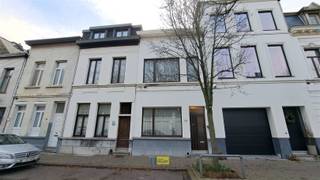 <p><span>Karaktervol huis met 4 slaapkamers en een stadstuin met zuid- orïentatie </span></p><p><span> </span></p><p><span>Deze zéér ruime eengezinswoning (180m²) is gelegen in Antwerpen-Noord op een boogscheut van het centrum nabij de Stuivenbergsite met een stadspark, waarvan de ontwikkeling is begonnen! </span></p><p><span> </span></p><p><span>We betreden deze woning via een ruime inkomhal: in het verlengde van de hall is er een douchekamer/wasberging met toilet. </span></p><p><span>De leefruimte bevindt zich aan de straatzijde en is verbonden met een grote leefkeuken waar je via een grote raampartij geniet van het zicht op de zuidelijk georiënteerde stadstuin.</span></p><p><span>Verder is het hoofdgebouw van deze woning voorzien van een grote voorraadkelder.</span></p><p><span>Op de tussen verdieping is er een eerste kamer, welke ideaal geschikt als dressing, waarachter de grote badkamer ligt. </span></p><p><span>Op de 1ste verdieping zijn er twee grote slaapkamers, waarbij de kamer achteraan bestaat uit 2 doorlopende kamers.</span></p><p><span>De zolderverdieping heeft eveneens het potentieel om af te werken tot 2 grote zolder slaapkamers.</span></p><p><span> </span></p><p><span> </span></p><p><span>KWALITEITEN:</span></p><p><span>> leuke, autoluwe ligging, makkelijk in en uit de stad, een nieuw park op wandelafstand komt eraan; ondertussen kan je genieten in je eigen zuidelijk georiënteerde stadstuin </span></p><p><span>> een ruime, lichtrijke woning met 4 volwaardige, grote kamers, badkamer en douchekamer/wasberging, 2 toiletten </span></p><p><span>> mits opfrissing en renovatie creëer je op je eigen tempo van deze TOP-woning een eigen thuis!</span></p><p><span> </span></p><p><span>Kom niet 'TE LAET' en maak een afspraak via <span>info@immodelaet.be</span></span><span> of 03 644 00 88.</span></p><p><span> </span></p><p><span> </span></p>