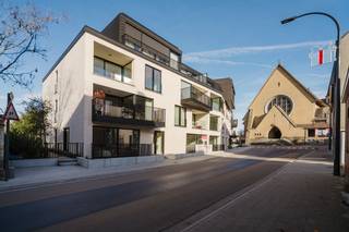 <strong>SINT-AMANDUS ZWEVEGEM Appartement 0.2 | 2 slaapkamers | 6% BTW mogelijk</strong><br /><br />Luxueus wonen in het hart van Zwevegem. Residentie Sint-Amandus biedt modern en comfortabel wonen op een toplocatie in het centrum. De lichtrijke appartementen zijn afgewerkt met kwalitatieve, duurzame materialen en uitgerust met energiezuinige technieken. Dankzij de royale zuidwestgerichte terrassen geniet je van zicht op de groene binnentuin en ervaar je rust midden in het bruisende centrum.<br /><br /><strong>Indeling van dit appartement:</strong> Ruime leefruimte met open keuken, eetplaats en zithoek, 2 terrassen, badkamer , 2 slaapkamers, apart toilet en een berging.<br /><br /><strong>Troeven:</strong> ✔ Toplocatie centrum Zwevegem ✔ Energiezuinige technieken ✔ Zuidwestgericht terras met zicht op groene binnentuin ✔ 6% BTW mogelijk ✔ Kwalitatieve afwerking met duurzame materialen<br /><br /><strong>Interesse of wenst u een rendementsberekening op maat?</strong> Neem vandaag nog contact op en wij begeleiden u graag van A tot Z.<br />📞 Simon 0471 547 642 | simon@dekeyser.immo 📞 Leopold 0499 618 354 | leopold@dekeyser.immo<br /><br />Deze prijs is exclusief kosten