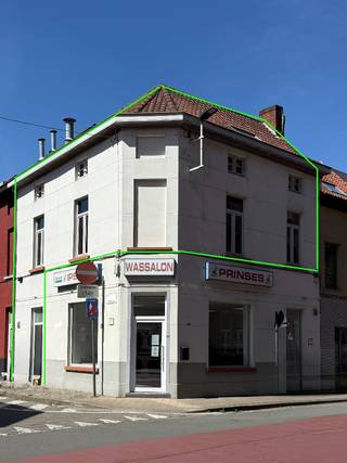 TE HUUR - GENT. Gelegen in een aangename buurt vlak bij het Prinsenhof en het Rabot, bevindt zich dit charmante appartement waar gezelligheid troef is en een warme, hedendaagse uitstraling centraal staat.<br /><br />U komt binnen via een houten trap die u toegang geeft tot het appartement en uitkomt in de lichtrijke leefruimte. De grote raampartijen zorgen voor een overvloed aan natuurlijk licht, wat samen met de houten plankenvloer een bijzonder gezellige en uitnodigende sfeer creëert.<br /><br />De open keuken sluit mooi aan op de leefruimte en is uitgerust met vernieuwde toestellen. Het keukeneiland met bar vormt een fijne plek om te aperitieven of gezellig te tafelen met vrienden en familie.<br /><br />Verder beschikt het appartement over een praktische afzonderlijke berging en een apart toilet.<br /><br />Op de bovenverdieping bevindt zich een zeer ruime slaapkamer met voldoende plaats voor een comfortabel slaap- en eventueel werkgedeelte. De badkamer is stijlvol afgewerkt en voorzien van een douche, dubbele lavabo en toilet, waarbij comfort en functionaliteit mooi samenkomen.<br /><br />Een ideaal appartement voor wie op zoek is naar comfortabel wonen op een centrale locatie in Gent, met alle voorzieningen in de onmiddellijke nabijheid.<br /><br />Huurprijs: 950 EUR/maand<br />EPC: 237kWh (label C)