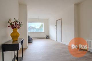 AALST - Deze compleet gerenoveerde woning ( renovatie 2025) is de ideale starterswoning voor jonge koppels die liever een huis verkiezen boven een appartement.<br />Het huis is centraal gelegen op wandelafstand van het centrum van de stad, station, winkels en openbaar vervoer. Ook de campus A-Zorg (vroegere OLV ziekenhuis), is in de nabijheid.<br /><br />We kunnen de volgende onderverdeling terugvinden: op de benedenverdieping is er de ruime inkomhal met apart gastentoilet en berging onder de trap, toegang tot de lichtrijke leefruimte met aansluitend de open keuken ( volledig ingericht met kwaliteitsvolle inbouwtoestellen) en een groot raam met zicht op het aangename stadstuintje.<br />Op de eerste verdieping kunnen we 2 ruime slaapkamers terugvinden, grote badkamer met inloopdouche en 2de toilet, en een ruimte voor bureau of dressing. Via een vaste trap komen we in een ruimte van 35m², die kan dienst doen als 3de slaapkamer met ensuite badkamer, of grote hobbyruimte. Energetisch is ook alles in orde, EPC (B - 168), conforme elektriciteit en asbestveilig!!<br />De eerste grondlaag van de schilderwerken is ook reeds gebeurd, u dient enkel nog maar een extra kleurtje te kiezen.<br /><br />Bent u op zoek naar een volledig instapklare woning, gerenoveerd tot in de puntjes op een goede locatie in Aalst? Aarzel dan niet en neem contact op met ons kantoor via 053/60.65.60<br />De vermelde prijs is een richtprijs. Na ontvangst van de biedingen beslist de verkoper vrij om al dan niet over te gaan tot verkoop en aan welk bod. De richtprijs is niet bindend.