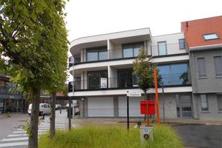 Instapklaar en ruim appartement met o.a. 2 slaapkamers, terras, lift, kelderberging. Gemeenschappelijke kosten €50/maand. EPC = 68.  Geen...